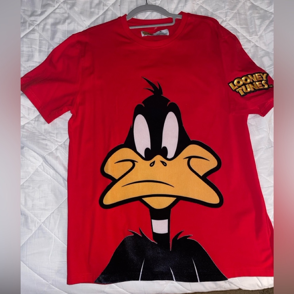 New Looney Tunes Graphic Tee (Daffy is velvet material) Amazing Quality